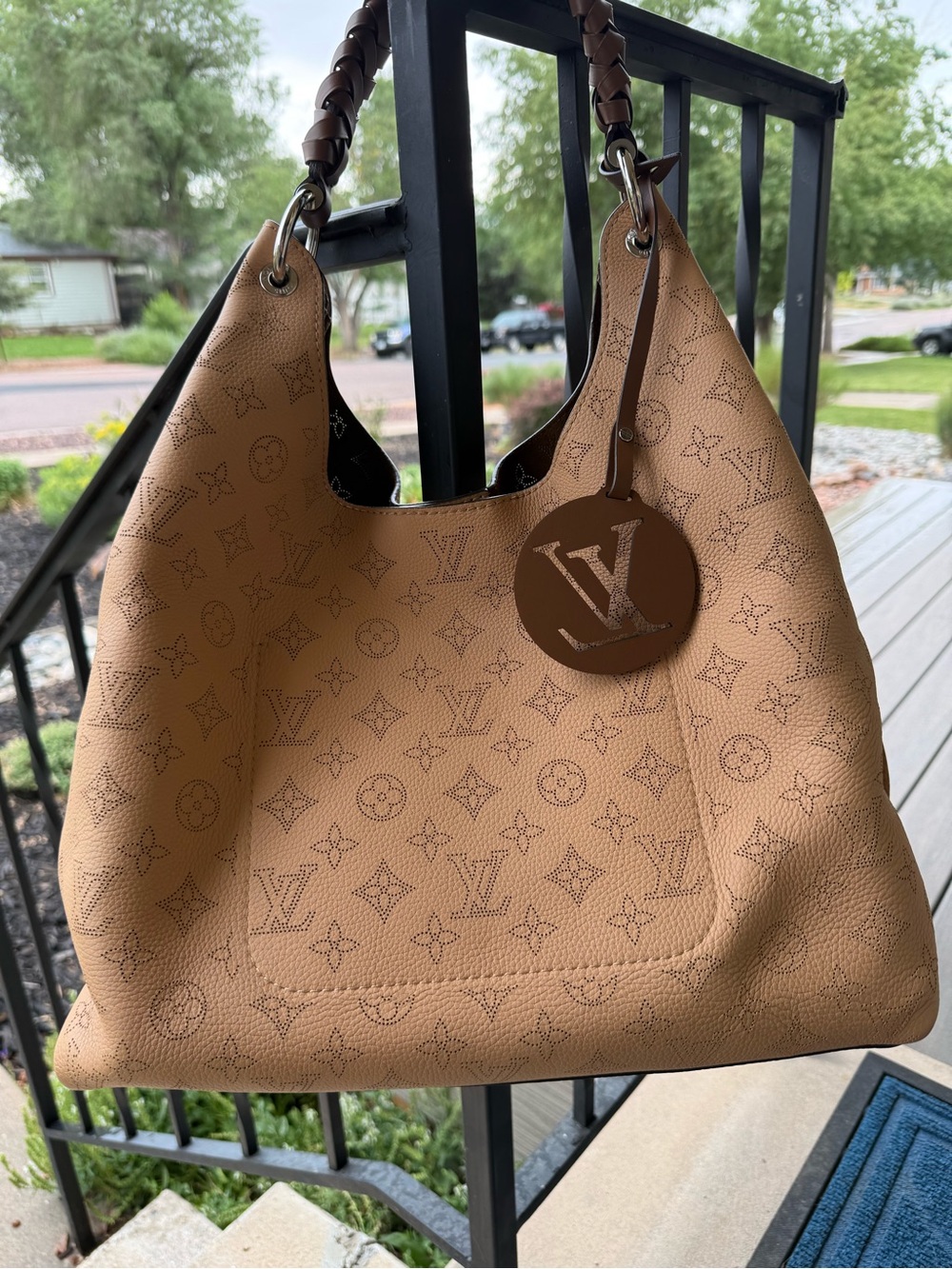 Louis Vuitton Carmel Mahina Arizona Leather Hobo EUC Dust Bag & Receipt - Picture 12 of 13